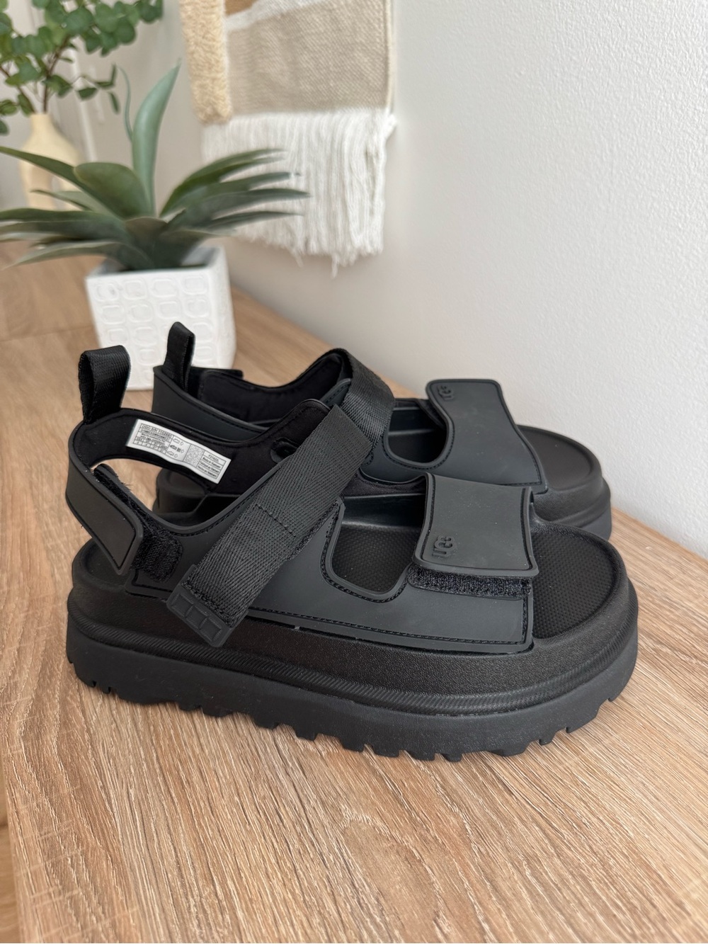 UGG BLACK SANDALS